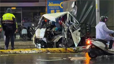 新莊貨車司機為「這件事」 自撞分隔島車頭全毀人輕傷