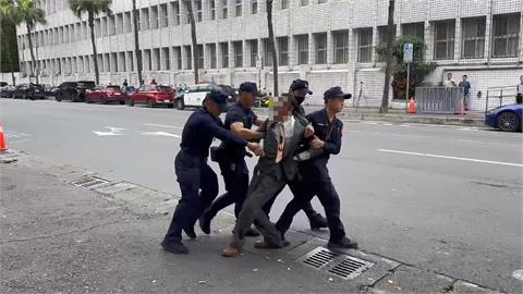 柯文哲宣判／柯文哲遭判17年　宣判前小草竟「衝北檢」被警察拖出去