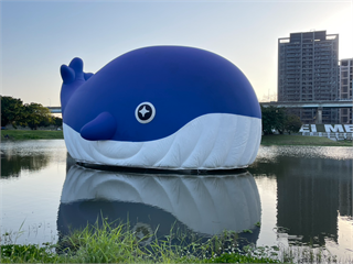 今起至4/20限時登場！「粉嘻鯨」現蹤新北大都會公園　每天展演噴水秀