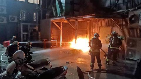 快新聞／台中居酒屋全面燃燒！火勢蔓延5支瓦斯桶　用餐客人急奔逃