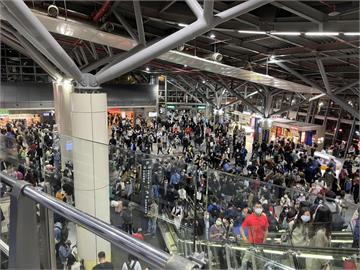 快新聞／高鐵異常「旅客等4小時才上車」　數千人擠台南站畫面曝！