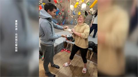 Alex驚喜現身北市這間攀岩館！　登台北101挑戰前先爬「這一物」