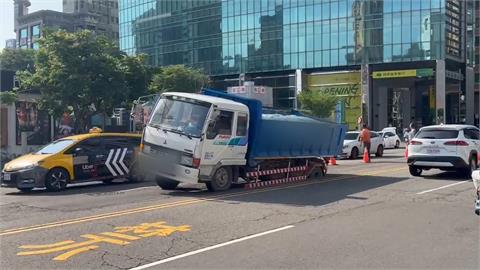 台中英才路驚傳天坑！　貨車「車輪卡洞中」動彈不得