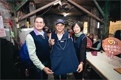 快新聞／蘇巧慧、蘇錦雄冬日送暖　攜手在地企業公益捐贈300件羊毛背心