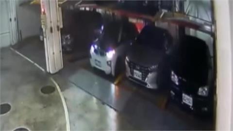 驚悚!機械車位還沒停好竟「自動下降」 車主嚇壞急求救