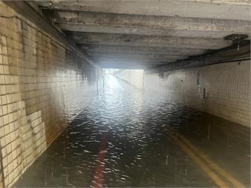 快新聞／大雨狂炸！9縣市豪大雨特報　新竹地下道積水「現場急拉封鎖線」