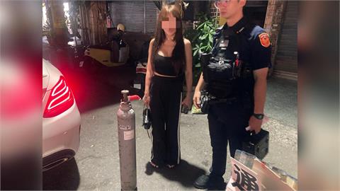 女駕駛逆向撞2車釀4傷 落網車上起獲"笑氣鋼瓶"