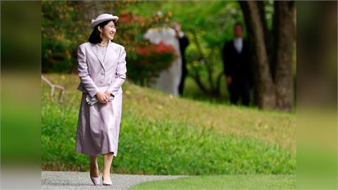 親和力100%！　愛子公主初訪鳥取　踏沙丘、體驗人偶繪畫笑稱「手藝要再磨練」