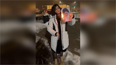 伊朗血腥鎮壓！女性上街抗議焚燒哈米尼肖像　女大生遭行刑槍決