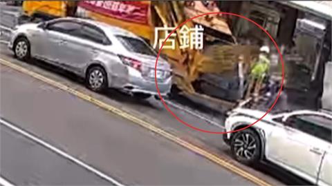 垃圾車「這東西」噴濺路面　後方騎士打滑摔車送醫