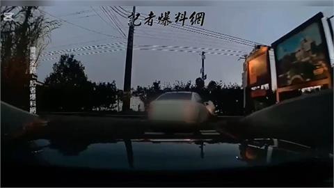 台中外埔驚悚車禍！　轎車直撞摩托車　險輾騎士畫面曝光