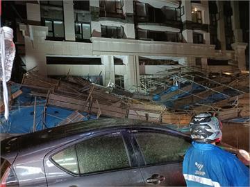 驚悚瞬間！中和鷹架倒塌慘壓3車　行車紀錄影片曝光