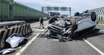 台74自撞分隔島翻車　高速蛇行「壓線」遭疑毒駕