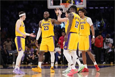 NBA(影)／湖人3巨頭主場發威力克灰狼　40歲詹皇依然威猛得最高分