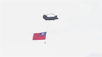 「巨幅國旗」空中吊掛進場 國慶表演掀高潮