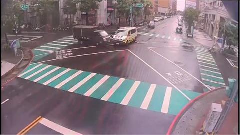未禮讓救護車！基隆婦人追撞摔車　桃園貨車擦撞