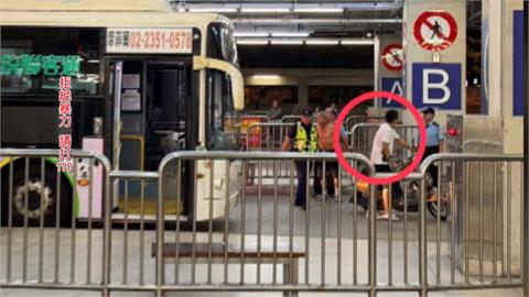 台中騎士「超車不順」　持安全帽砸窗　尾隨公車進站趁開門痛毆駕駛