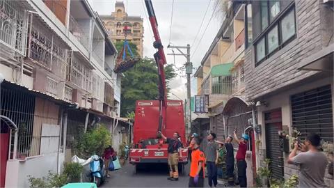 台南米奇屋？　雜物堆滿屋　吊車吊掛老翁送醫