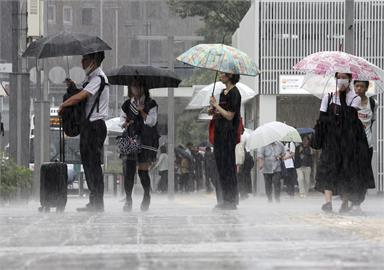 日本暴雨！島根縣淹水土石崩塌　四級避難警報、數十萬居民撤離