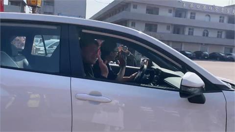 娶某前! 男擲"12個聖筊"抱回東石港口宮休旅車大獎