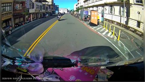 女騎士重心不穩偏移對向車道　逆向撞廂型車卡車輪傷重不治