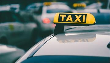 女搭車狂聊色！脫內衣問「抓一下」、「路邊X我」肉償還車資　司機嚇傻了