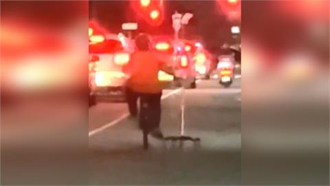 危險！　高雄疑病人擅離院還「騎車邊吊點滴」　離譜行徑都都錄
