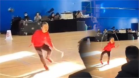 8歲妹跳繩大賽秀「科目三」獲第一　高難度炫技震驚網：可出道了