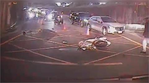 疑轉彎爭道！楊梅婦人騎車　遭曳引車輾過送醫不治