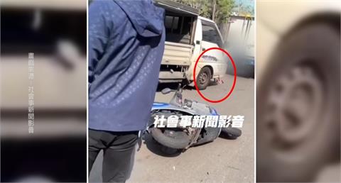 女騎士無照自撞轎車喊沒錢賠　脫序坐街頭阻礙交通