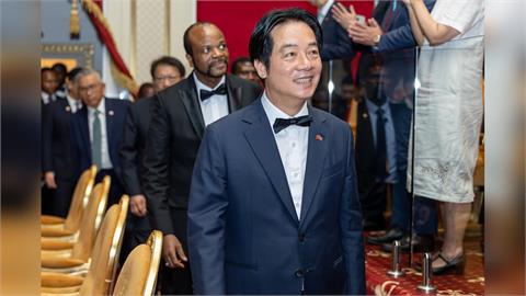 賴總統出訪穿搭「黑色領結、墨鏡」出場　網友：詹姆斯清德？