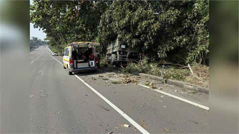快新聞／台20線驚魂！軍用卡車失控撞樹　警方曝士官疑似......