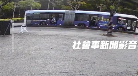 台中雙節公車故障爬坡難　中途下放乘客走分隔島換車