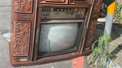 路邊驚見「阿公級」電視機被當垃圾丟！網狂喊快撿起來：很值錢