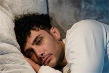 累一天躺上床卻越睡越清醒？   醫授5招改善失眠