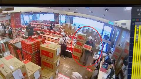 中秋節買餅人潮多！　男趁亂抱走６公斤鳳梨酥