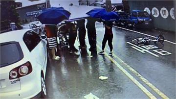 台灣最美風景！ 老翁車禍路人紛湧撐傘遮雨