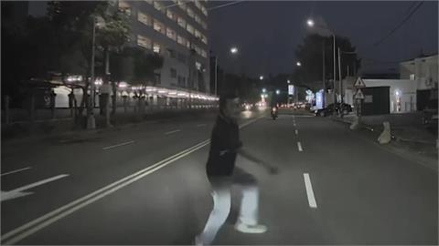危險！男違闖雙黃線險遭撞　張涵雅：他突冒出.幸及時煞車
