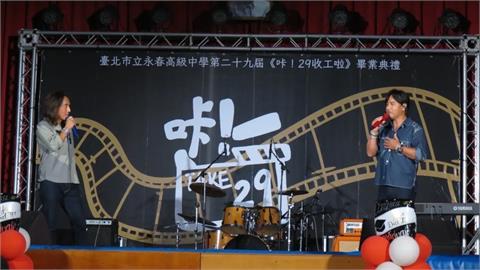 動力火車「首登校園獻唱」嗨翻畢典！顏志琳親揭「背後原因」：有一點感傷