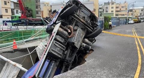 快新聞／凱米風雨重創！台中沙鹿工地塌陷釀天坑　整輛「水泥預拌車插進坑中」畫面曝