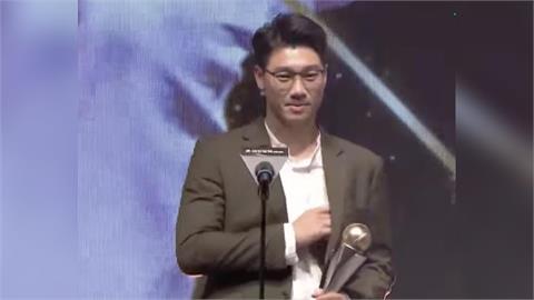 中職/化身眼鏡斯文型男上台!「小李飛刀」李振昌幽默:能拿「東山再起獎」代表我老了