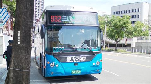 悚！公車司機邊開車邊看職棒比賽　乘客目擊嚇壞