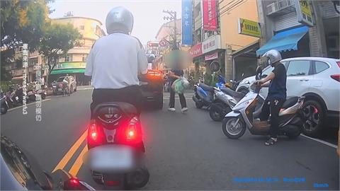 網友狂轟「太自私」！　台中女駕駛為了倒垃圾　綠燈時停路中間