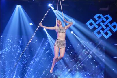 安妮超仙天使扮相表演「無重力高空鋼管」！全台灣只有她能挑戰