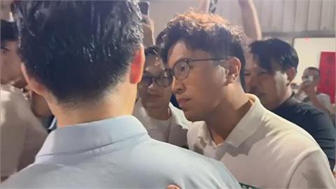 快新聞／沈伯洋、蔣萬安「王見王」同框握手　悄悄話內容曝光