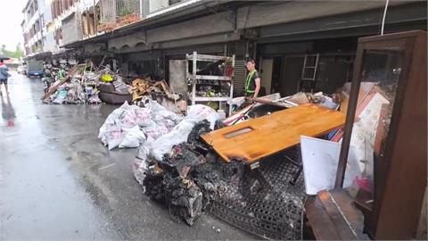台南空地爆炸！逾６０多戶遭波及　災民冒雨清理家園