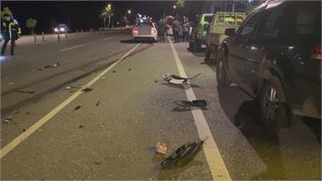 轉彎視覺死角  轎車被撞飛２０公尺 夜間視線不良  車毀人傷幸未致命