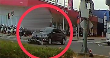 台中女騎士酒駕違規左轉遭撞飛　機車卡車底起火燃燒