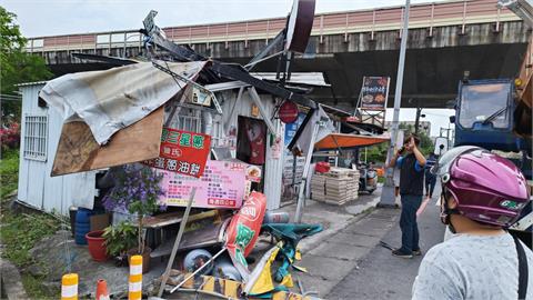 驚險瞬間！蔥油餅老闆前腳剛離開　下一秒...鐵皮店面遭大吊車擊落