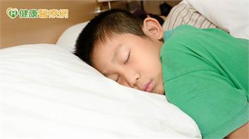 睡不飽恐影響專注、學習與情緒！醫籲睡前遠離藍光　充足睡眠守護腦發展